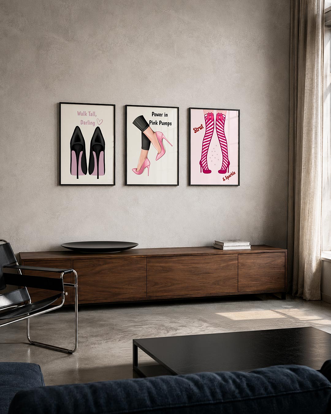 Schoenensilhouet en tekst posterset – tweede productweergave – twee zwarte hakken met roze accenten staan centraal