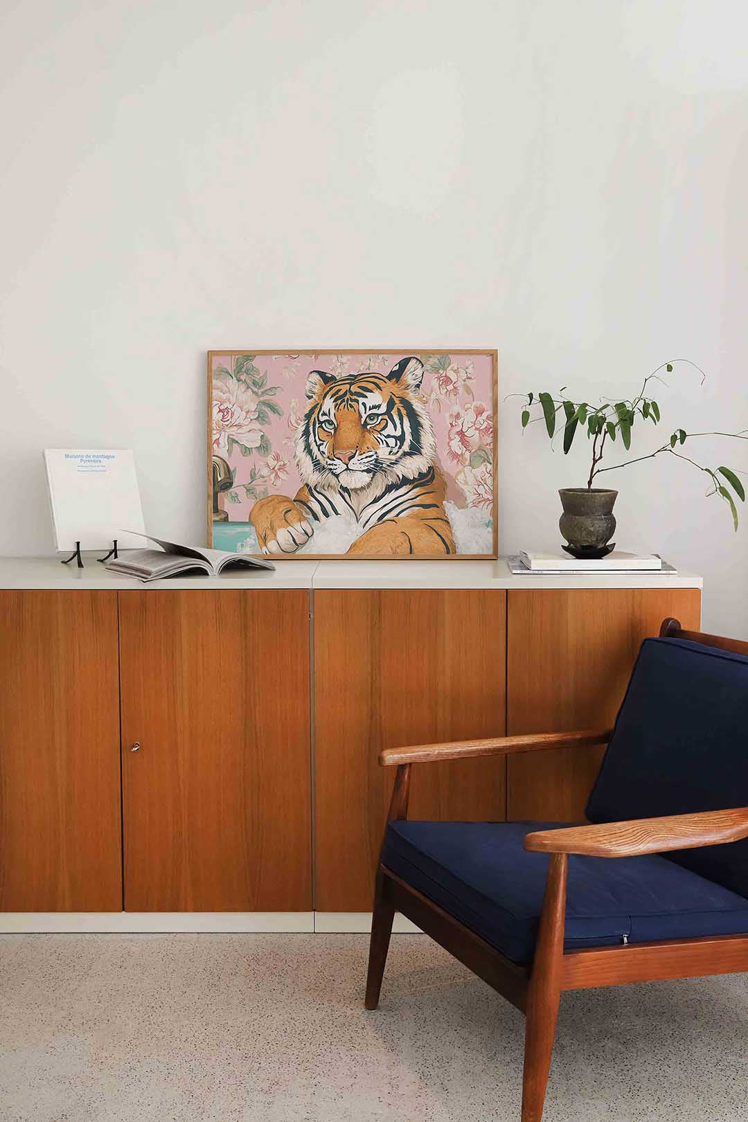 Tijger in bad – liggende dieren wanddecoratie van WallArtistic
