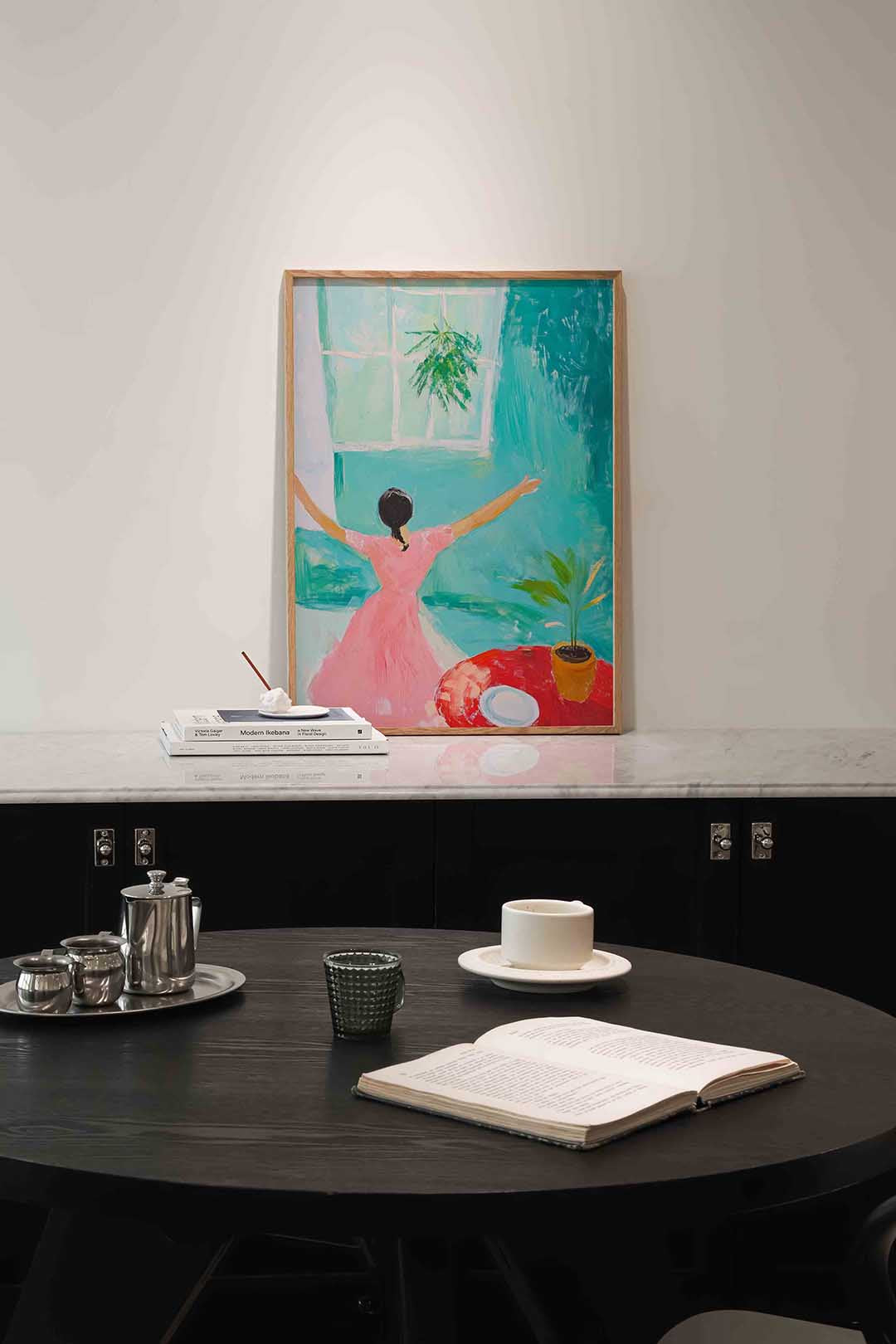 Vrouw bij raam – moderne poster in staand formaat