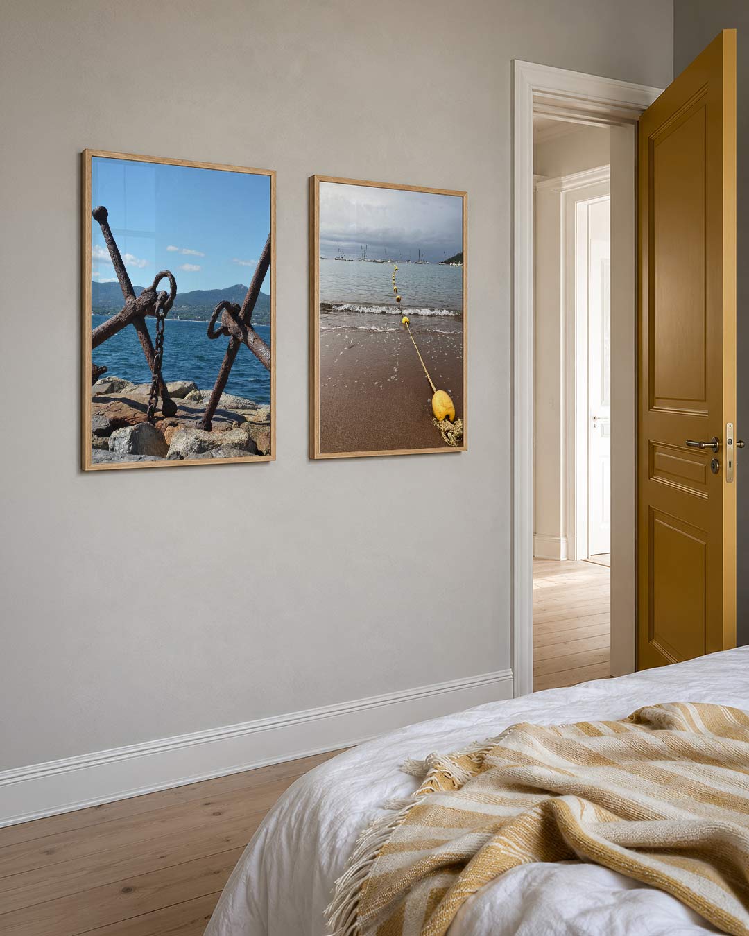 Anker en zee posterset – detailweergave – twee verweerde ankers rusten op rotsen aan de kust, met een blauwe zee en heuvels