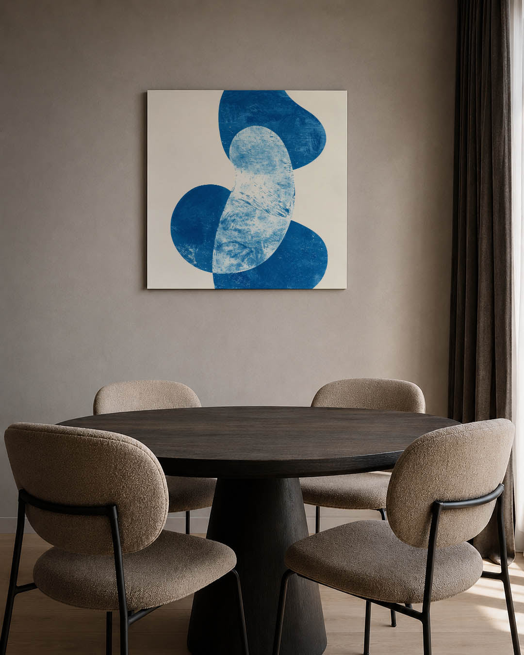 Organische vormen kunstwerk – tweede productweergave – dit kunstwerk toont vloeiende blauwe vormen op een lichte achtergrond.