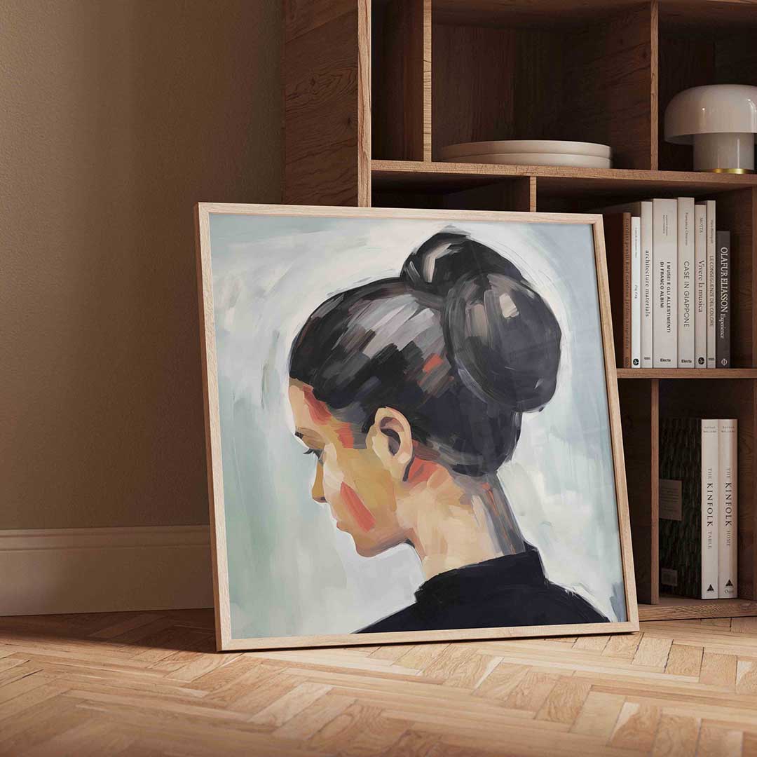 Vrouw met knot – vierkante portret wanddecoratie van WallArtistic
