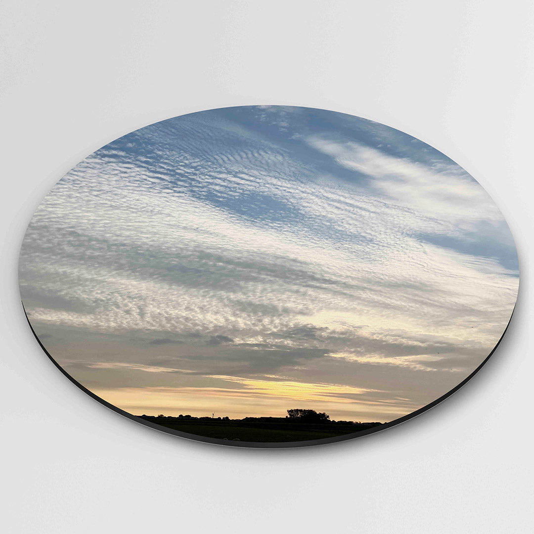 Wolkenspel bij zonsondergang – muurcirkel fotografie als moderne wanddecoratie