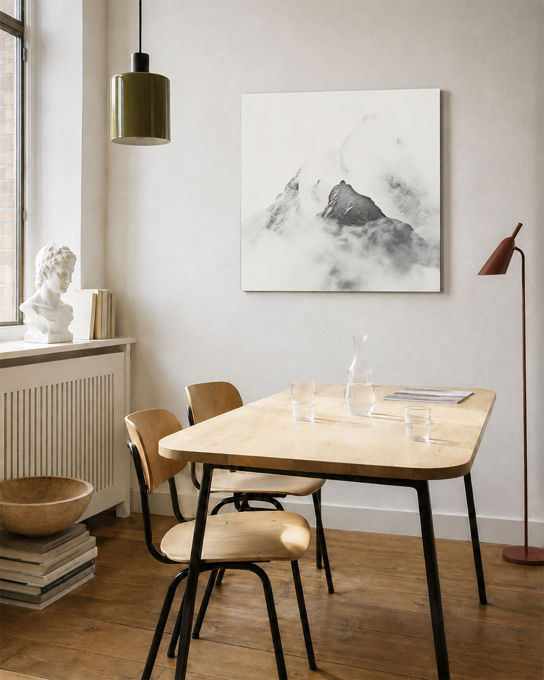 Berglandschap in mist kunstwerk – vierkante wanddecoratie – dit werk toont een majestueus berglandschap gehuld in zachte
