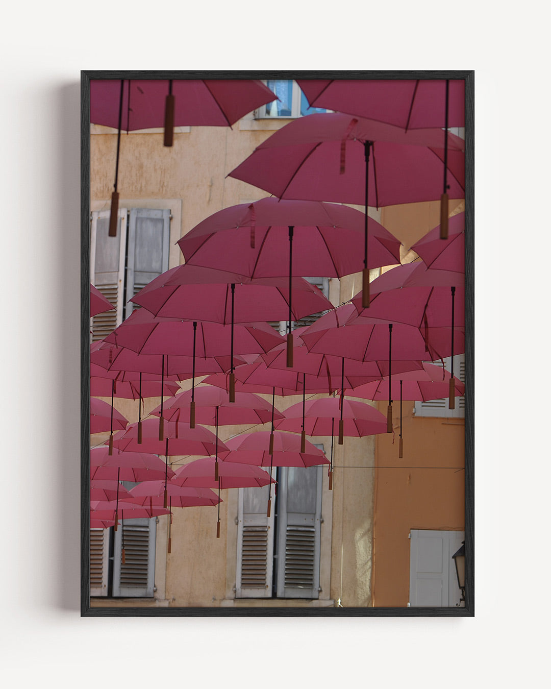Vliegende paraplu's poster – portret wanddecoratie – deze poster toont een lucht vol roze paraplu's tegen een achtergrond van