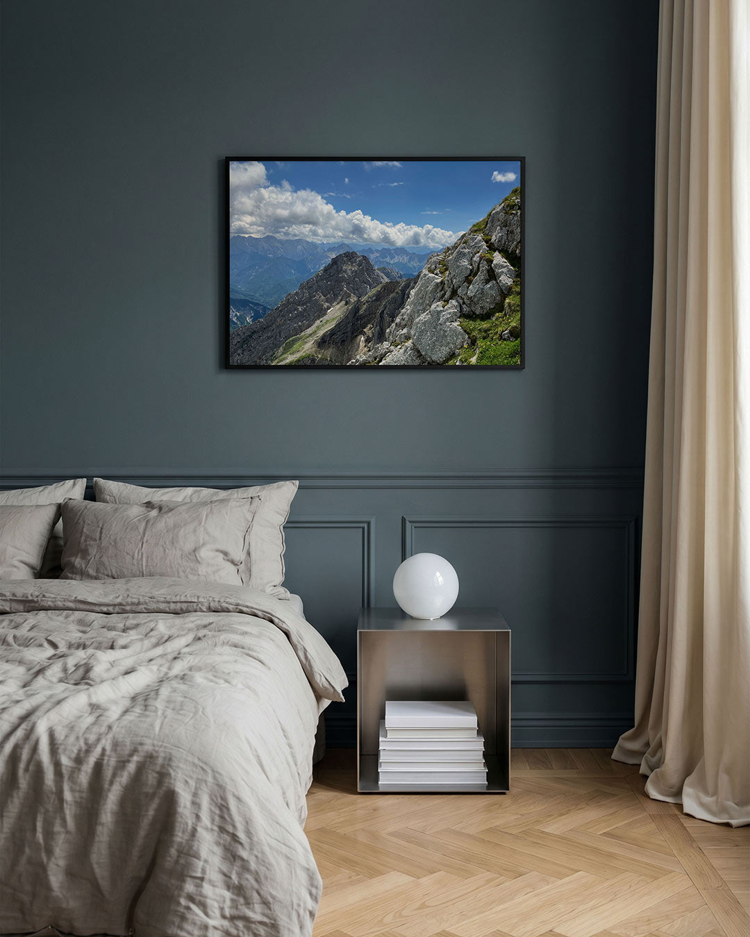 Berglandschap met wolken poster – detailweergave – deze poster toont een indrukwekkend berglandschap met ruige rotsen en een
