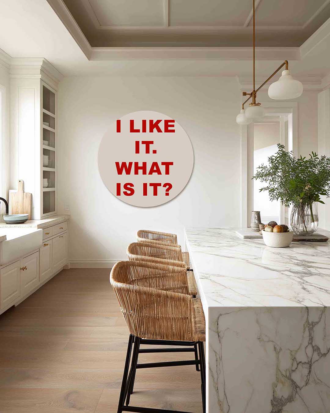 Rode tekst op beige – Pop Art muurcirkel als ronde wanddecoratie