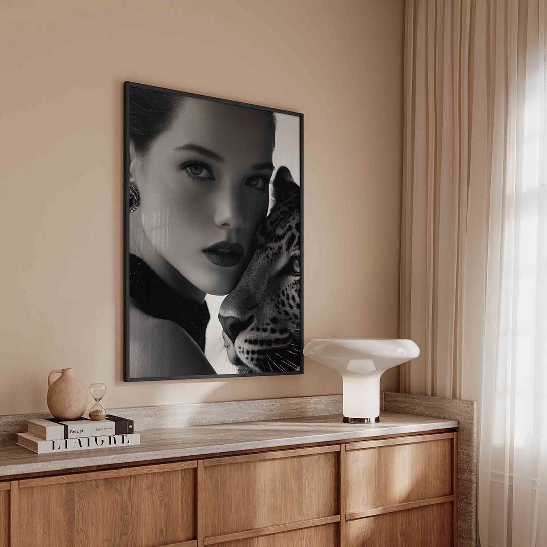 Portret vrouw en luipaard – kleurrijke Pop Art poster in staand formaat