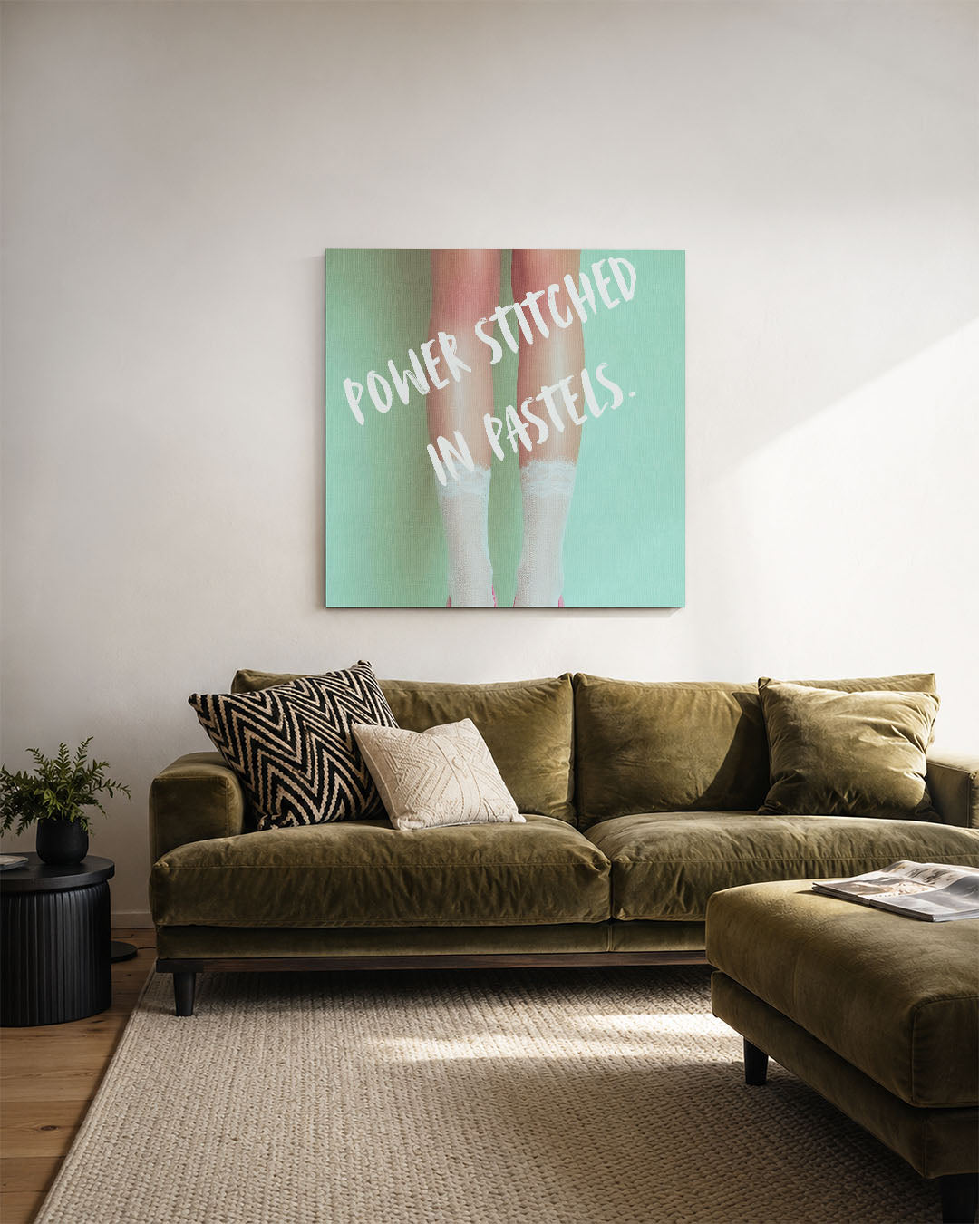 Pastel elegantie kunstwerk – derde productweergave – dit kunstwerk toont benen in pastelkleurige kousen tegen een mintgroene
