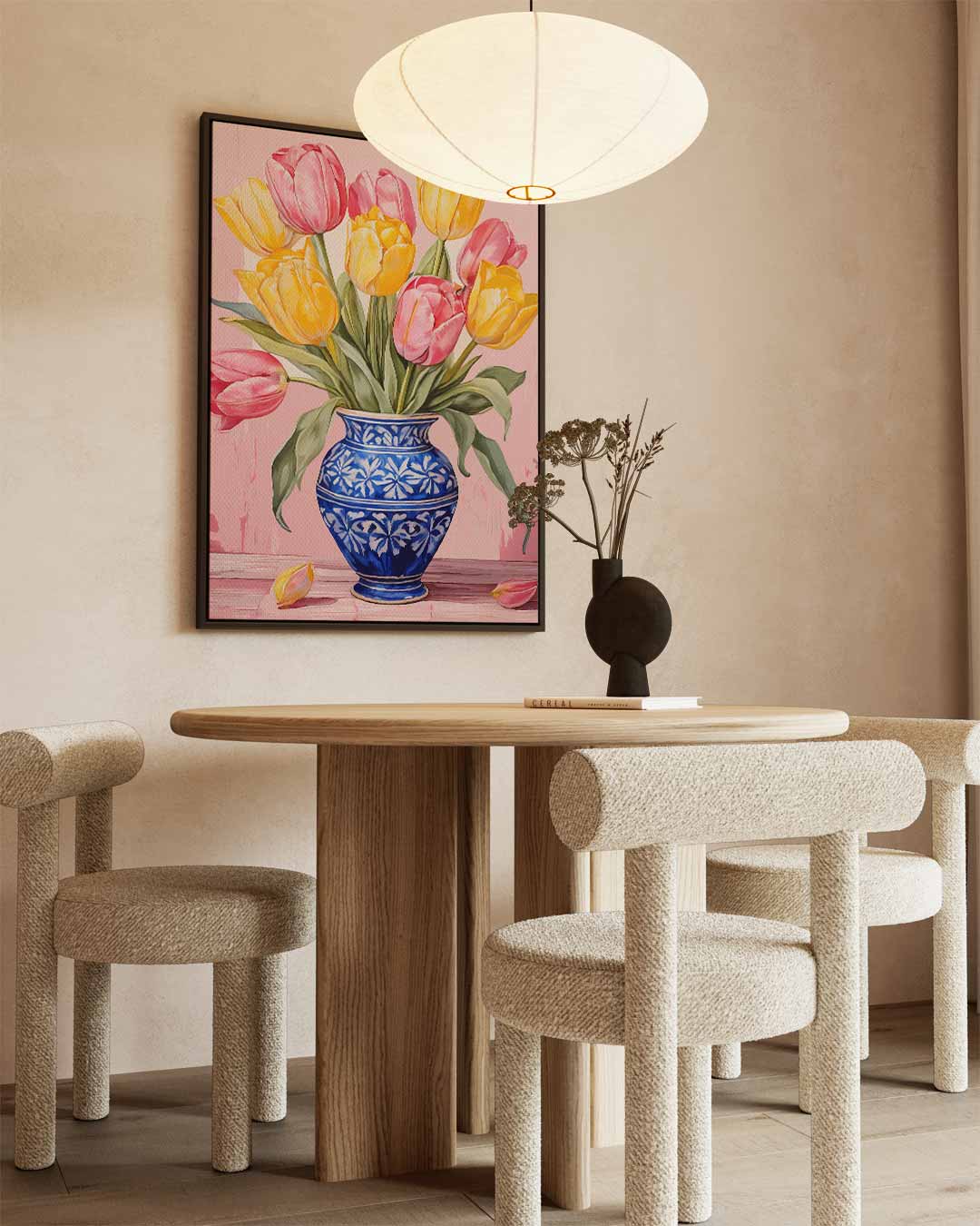 Stralende Tulpen in Blauwe Vaas – staande wandkunst voor woonkamer of interieur