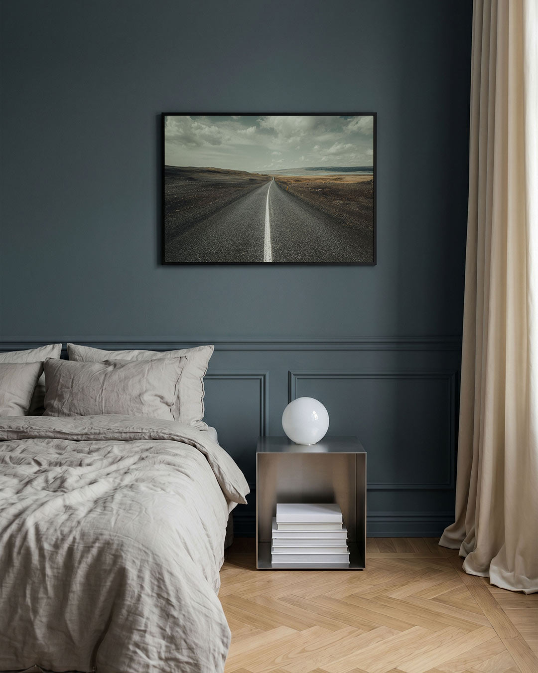 Eindeloze weg poster – detailweergave – een lange, rechte weg strekt zich uit naar de horizon, omgeven door een uitgestrekt