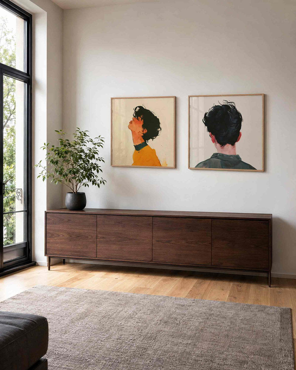 Interieurpresentatie van een tweedelige vierkante posterset met portretten van jongeren