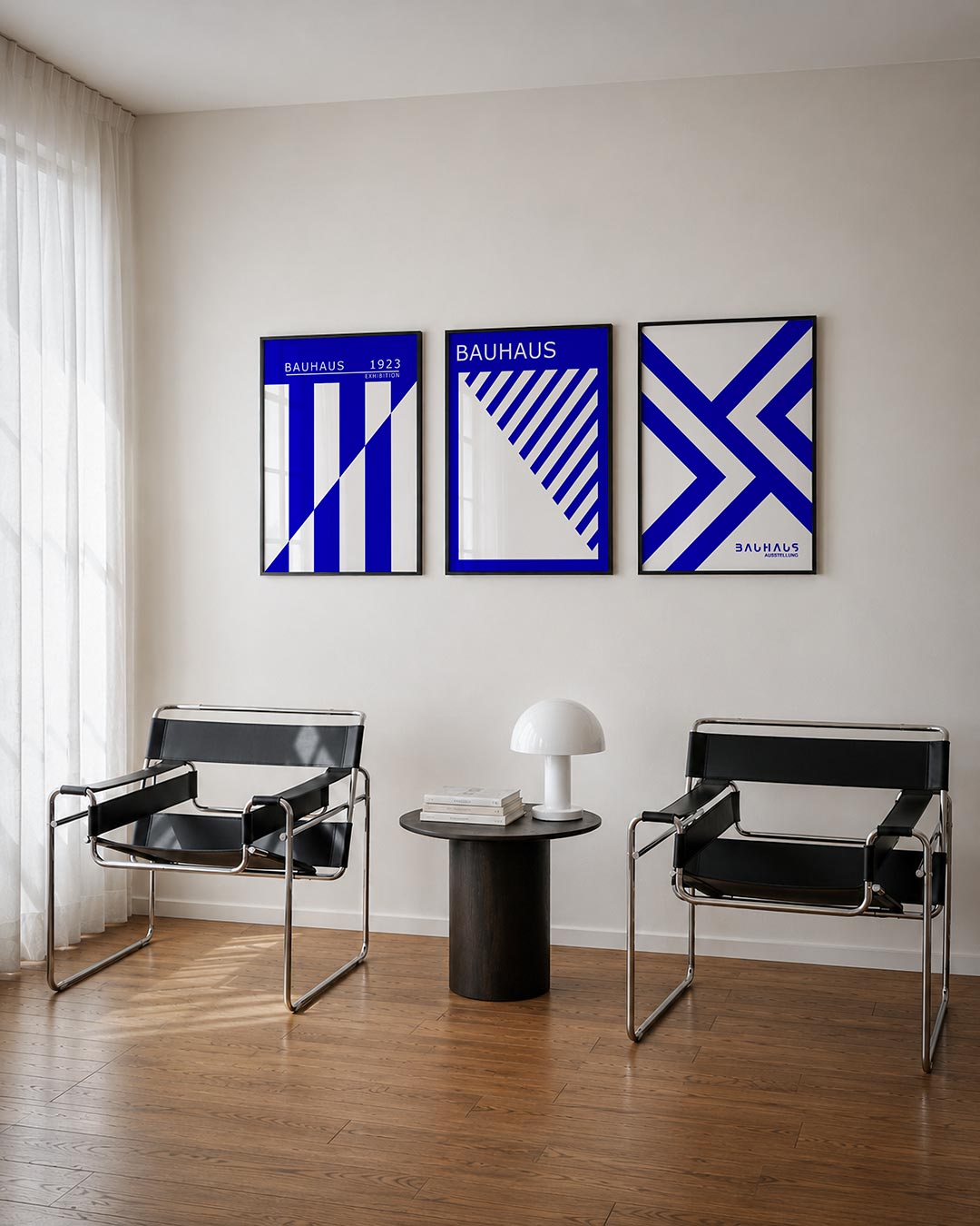 Lijnen en vlakken driedelige posterset – deze posterset in drie delen toont een dynamisch spel van blauwe en witte vlakken.