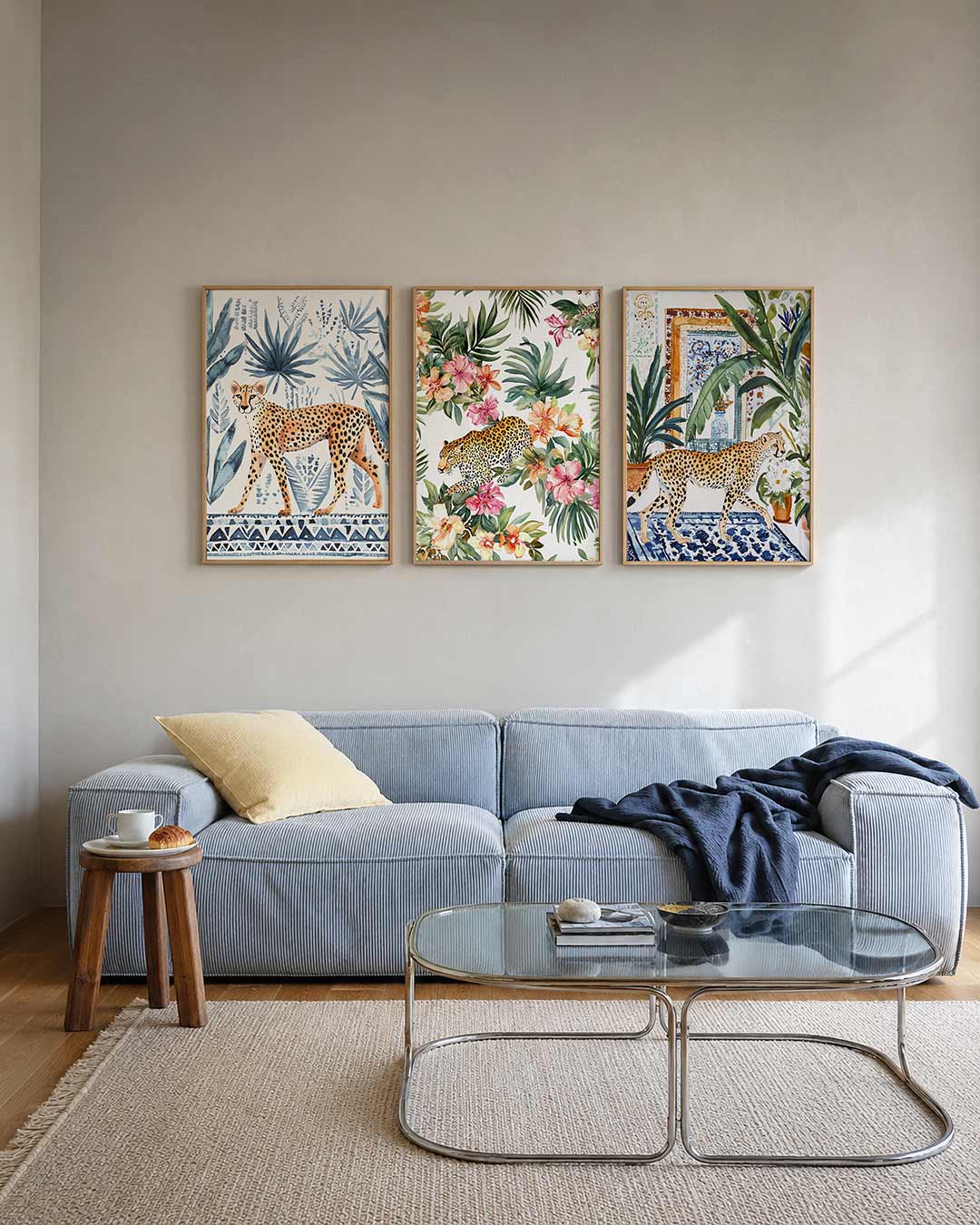 Jungle elegantie posterset – tweede productweergave – een sierlijke cheetah loopt tussen blauwgrijze bladeren