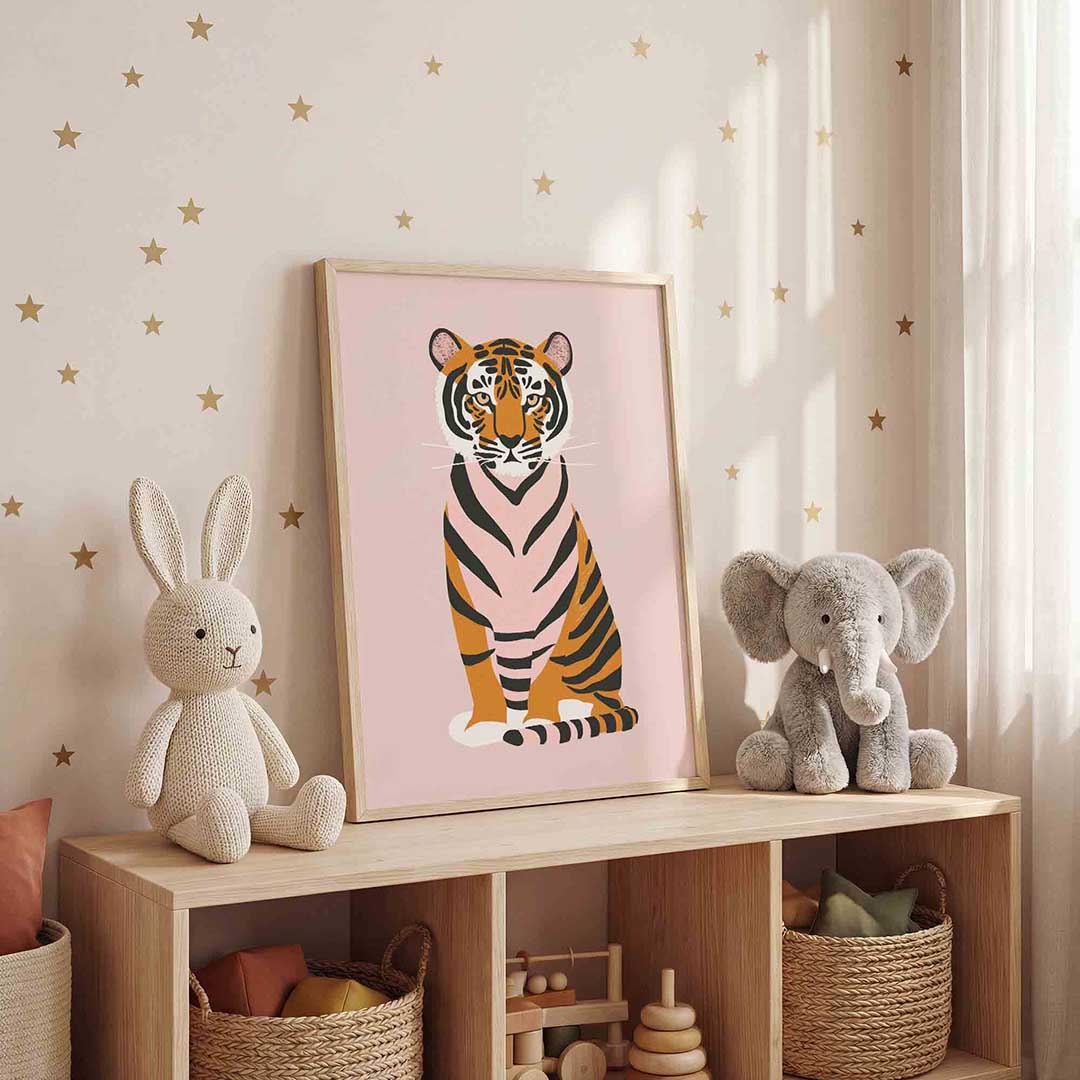 Tijger op roze achtergrond – staande kinderkamer wanddecoratie van WallArtistic