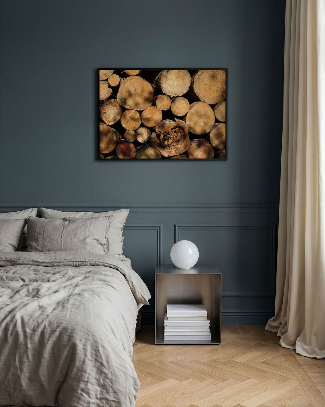 Houtstapel textuur poster – detailweergave – deze poster toont een stapel boomstammen met zichtbare jaarringen en schors. De