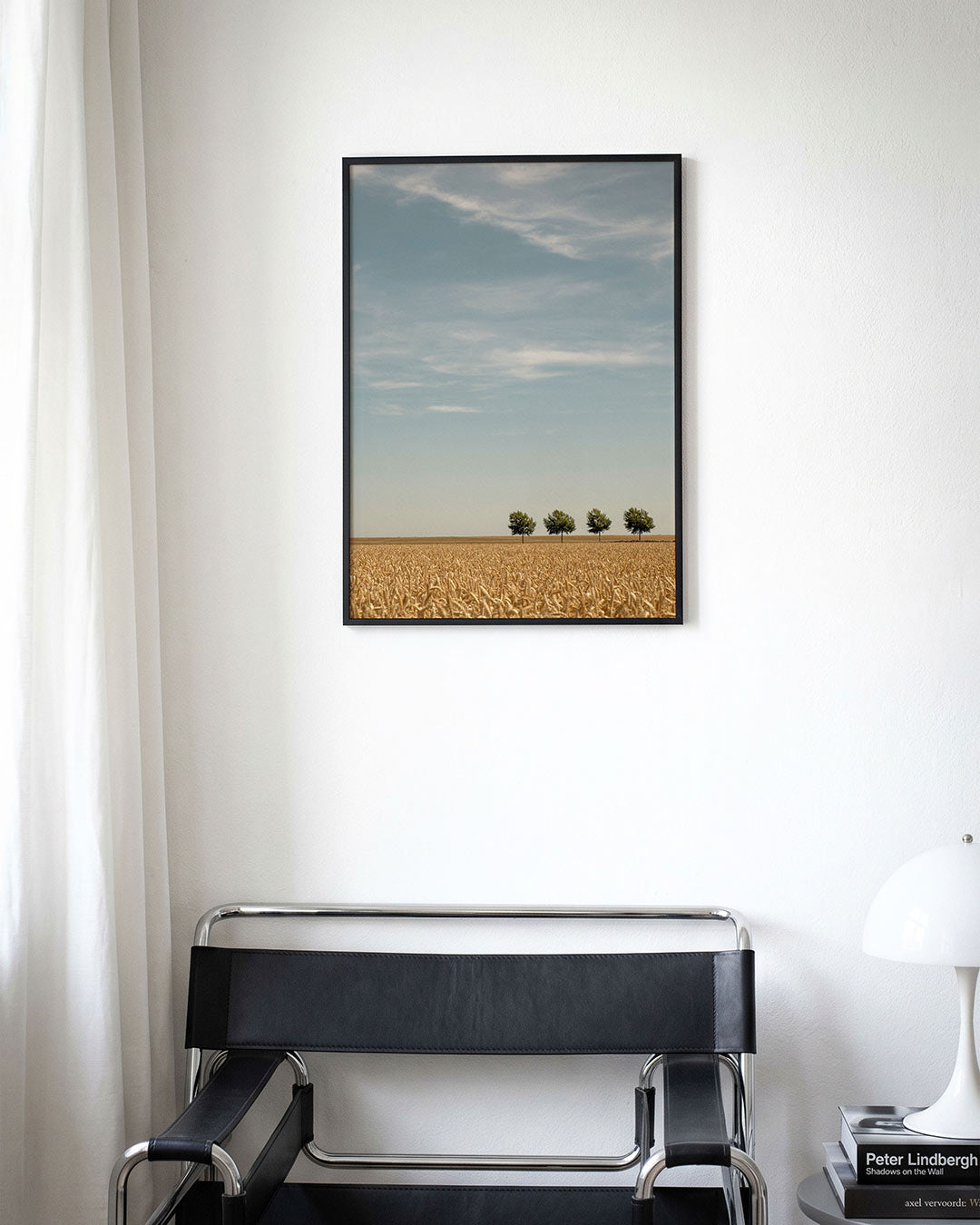 Rustig landschap poster – derde productweergave – een uitgestrekt veld met gouden graan en vier bomen aan de horizon onder