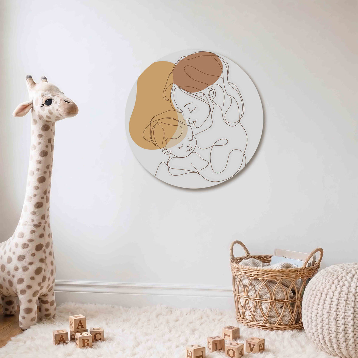 Moeder en kind Muurcirkel – Een lijntekening van een moeder en kind met beige en bruine tinten.