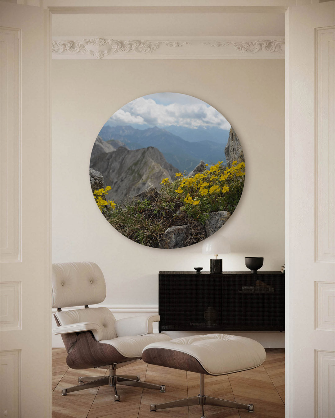 Berglandschap met gele bloemen – fotografische muurcirkel voor aan de muur