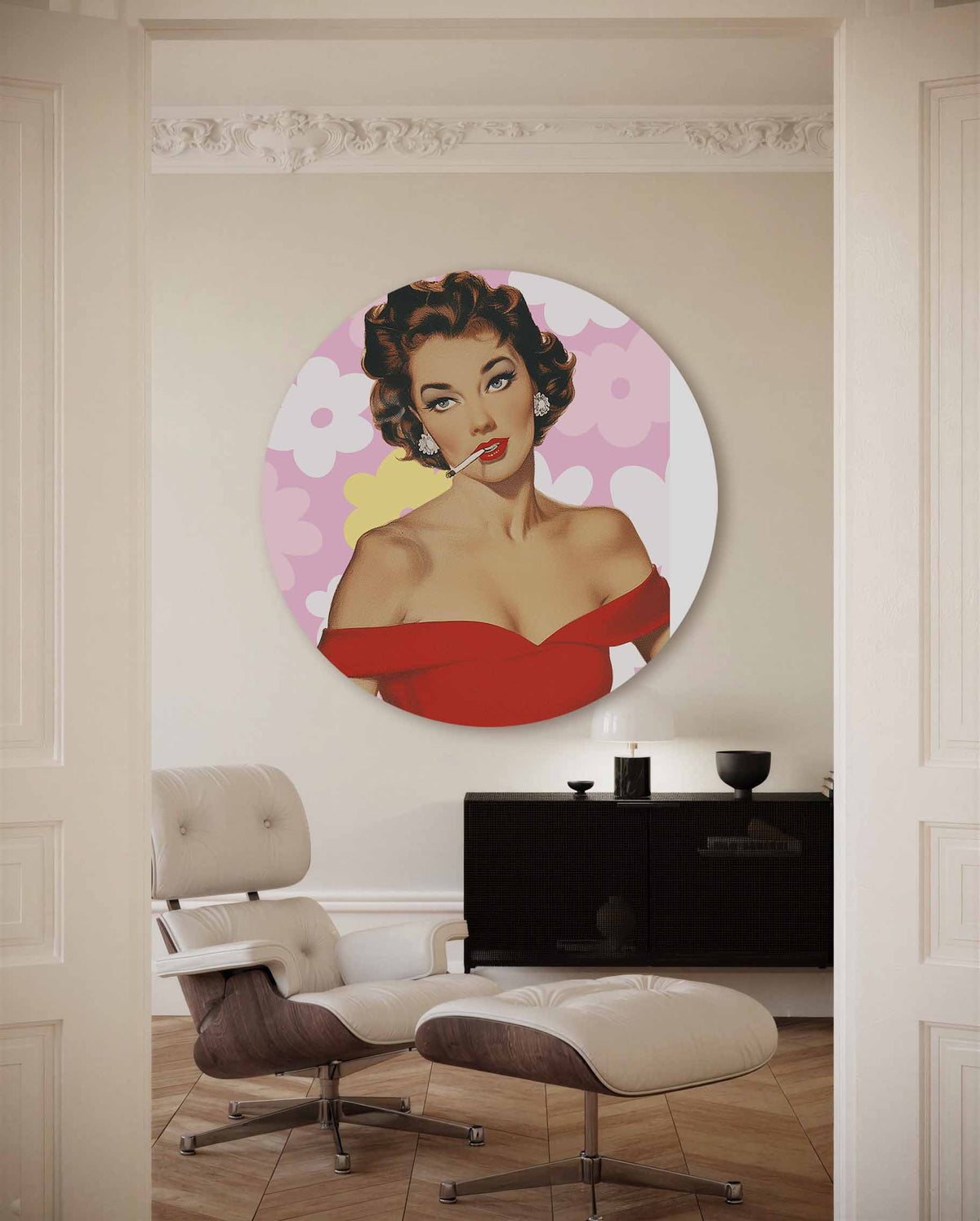 Vrouw in rode jurk – kleurrijke Pop Art muurcirkel voor aan de muur