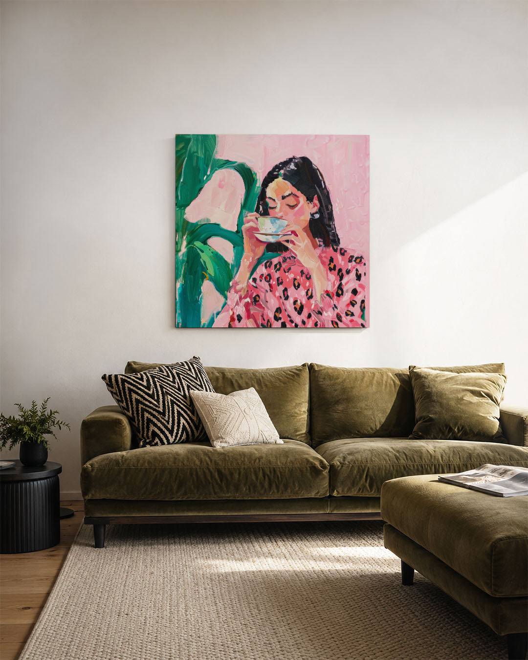 Vrouw met kopje kunstwerk – derde productweergave – dit werk toont een vrouw in een roze outfit met een patroon, genietend