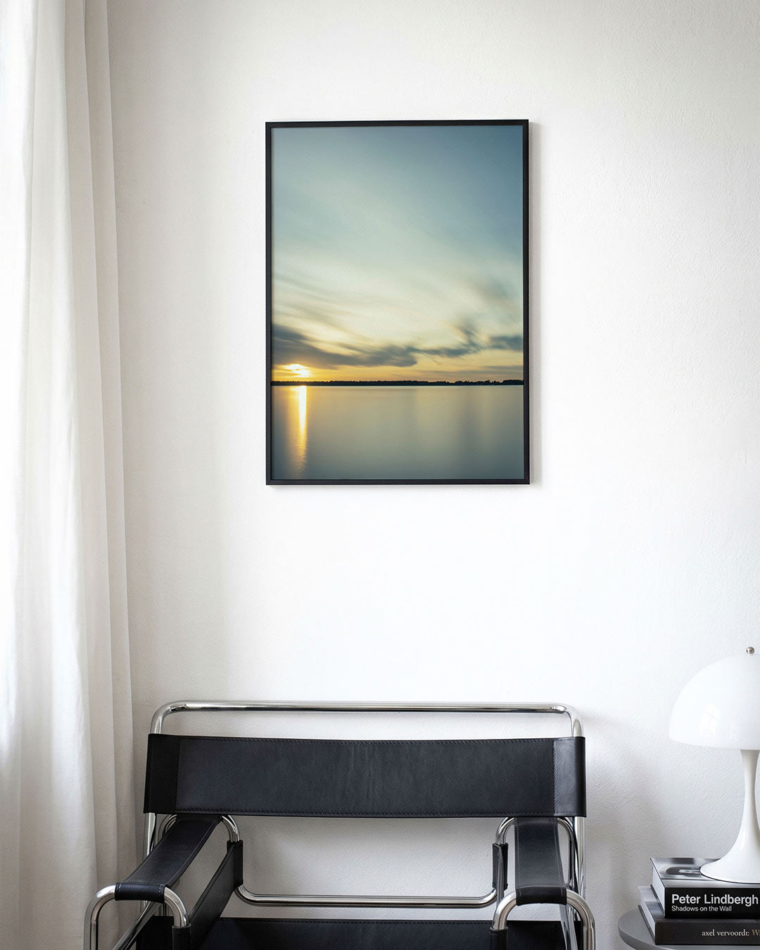 Rustige zonsondergang poster – derde productweergave – deze poster toont een serene zonsondergang boven een kalm