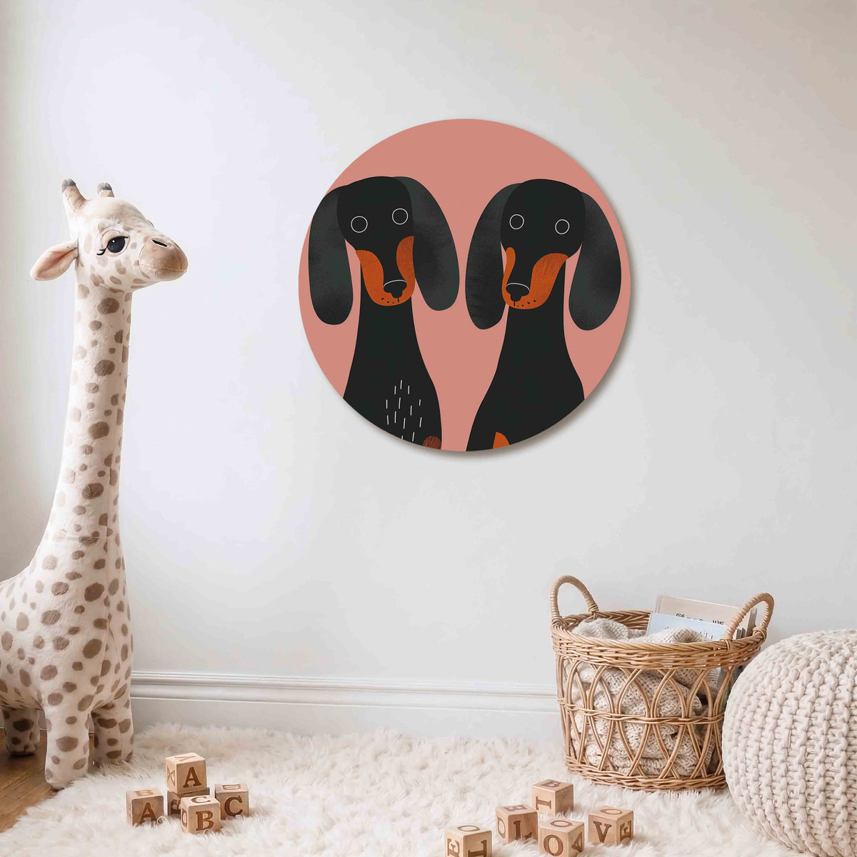 Twee teckels Muurcirkel – Twee zwarte teckels met oranje accenten op een roze achtergrond.