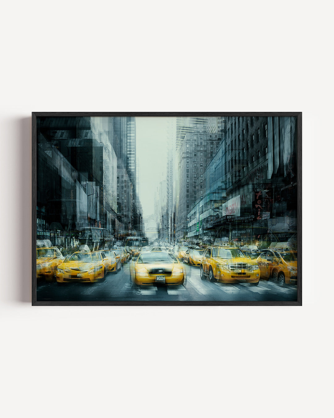 Dynamische stadsscène poster – liggende wanddecoratie – deze poster toont een drukke stad met gele taxi's en hoge gebouwen.
