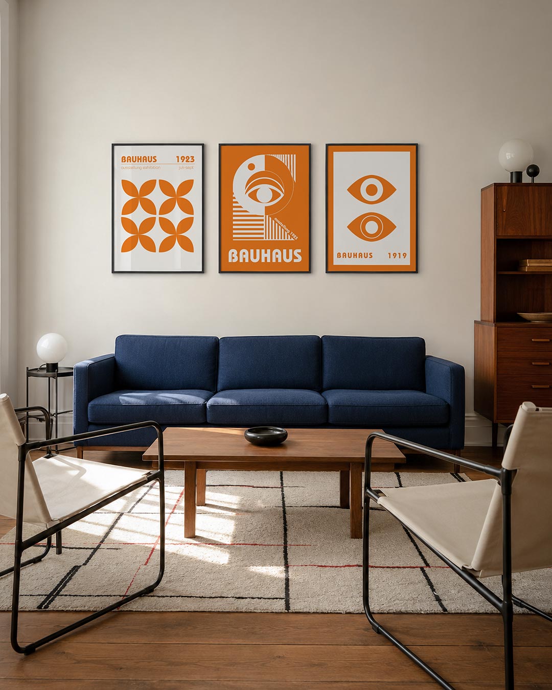 Oranje bloemvormen driedelige posterset – deze posterset in drie delen toont een ritmisch patroon van oranje bloemachtige