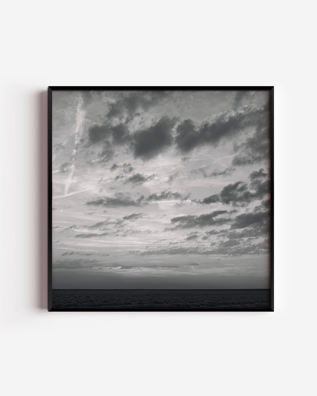 Dramatische lucht poster – vierkante wanddecoratie – deze poster toont een dramatische lucht met verspreide wolken boven een