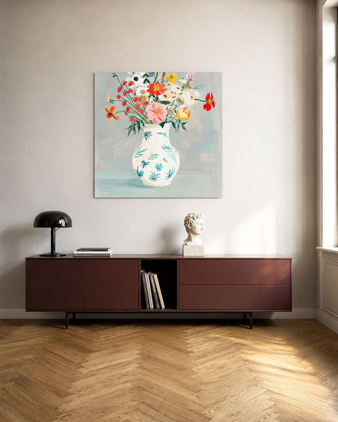 Bloemrijke vaas kunstwerk – tweede productweergave – dit werk toont een vaas met kleurrijke bloemen tegen een grijze