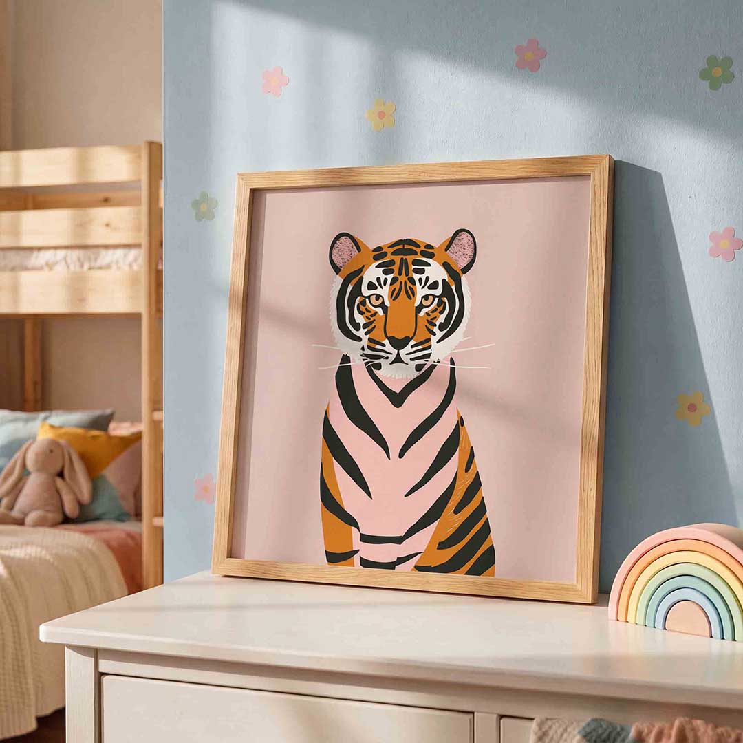 Tijger op roze achtergrond – speelse wandkunst als vierkante kinderposter