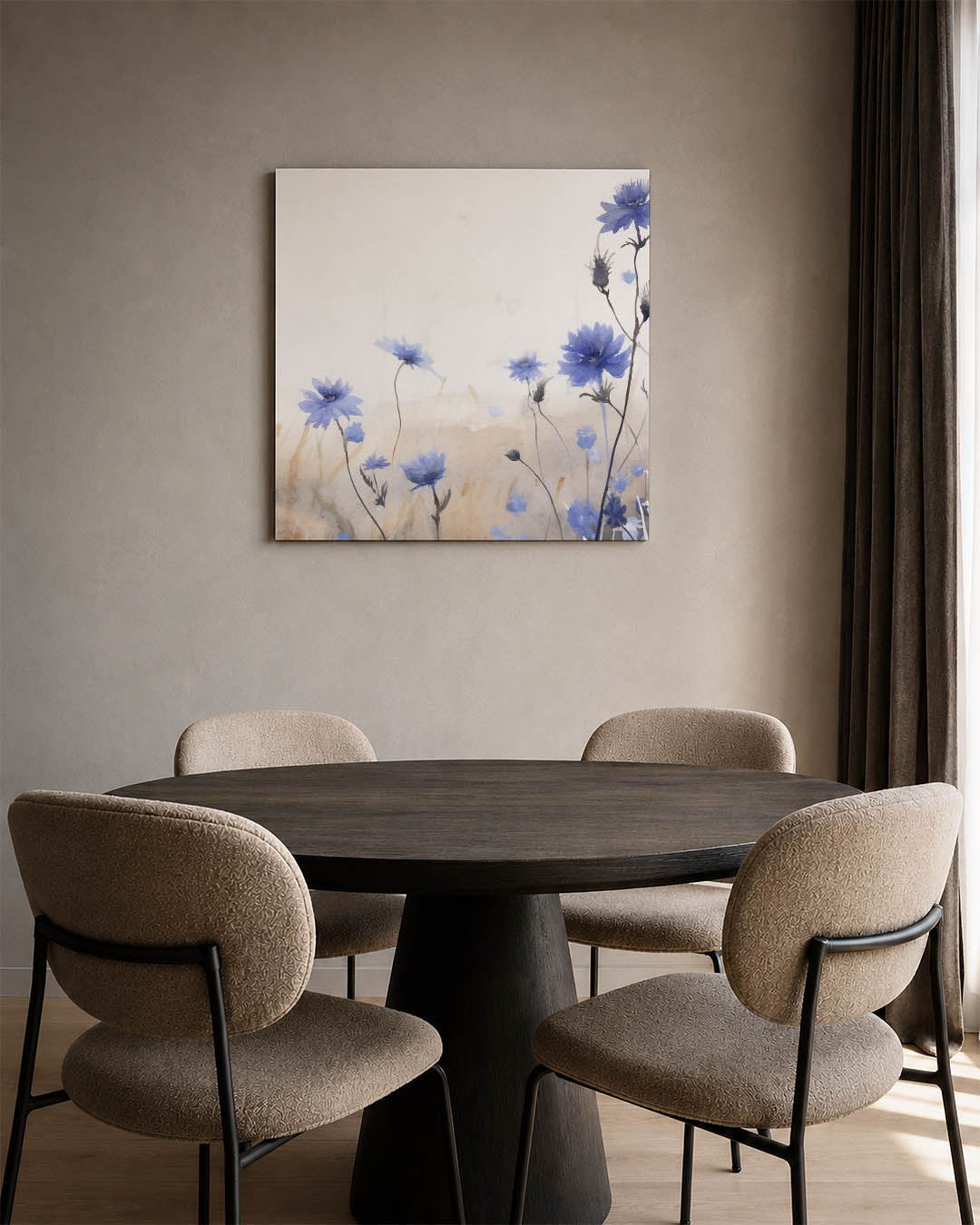 Bloemen in blauwtinten kunstwerk – derde productweergave – dit kunstwerk toont delicate blauwe bloemen tegen een lichte