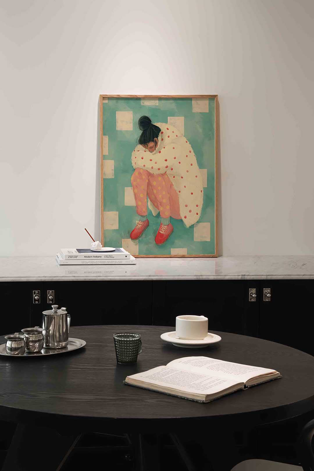 Vrouw in stippenjas – moderne poster in staand formaat