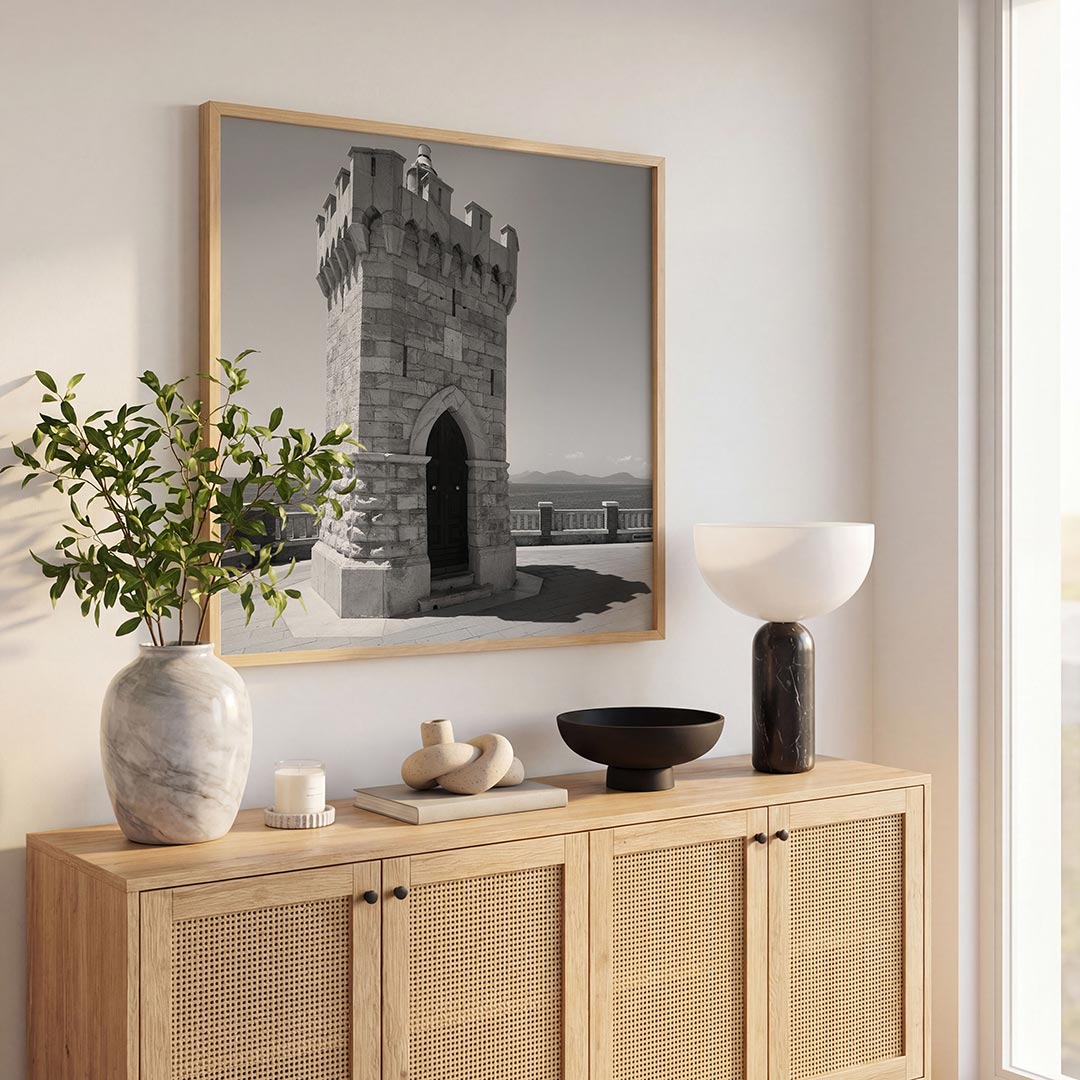 Toren poster – tweede productweergave – deze poster toont een robuuste stenen toren met een deur, omgeven door een serene zee