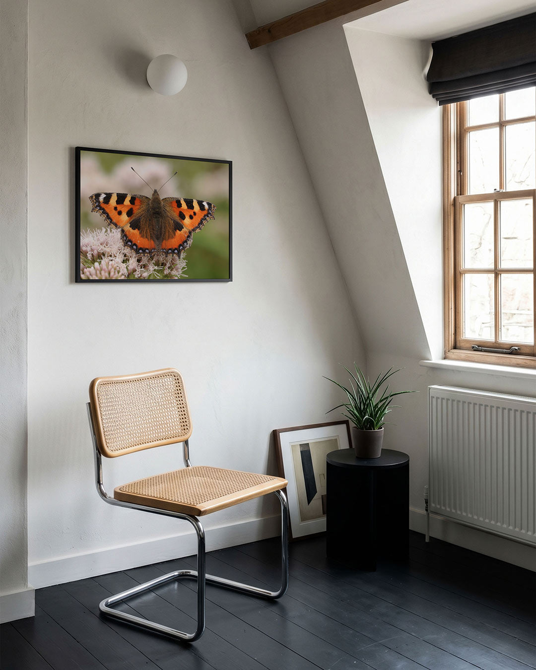 Vlinder op bloem poster – tweede productweergave – deze poster toont een vlinder met levendige oranje en zwarte vleugels