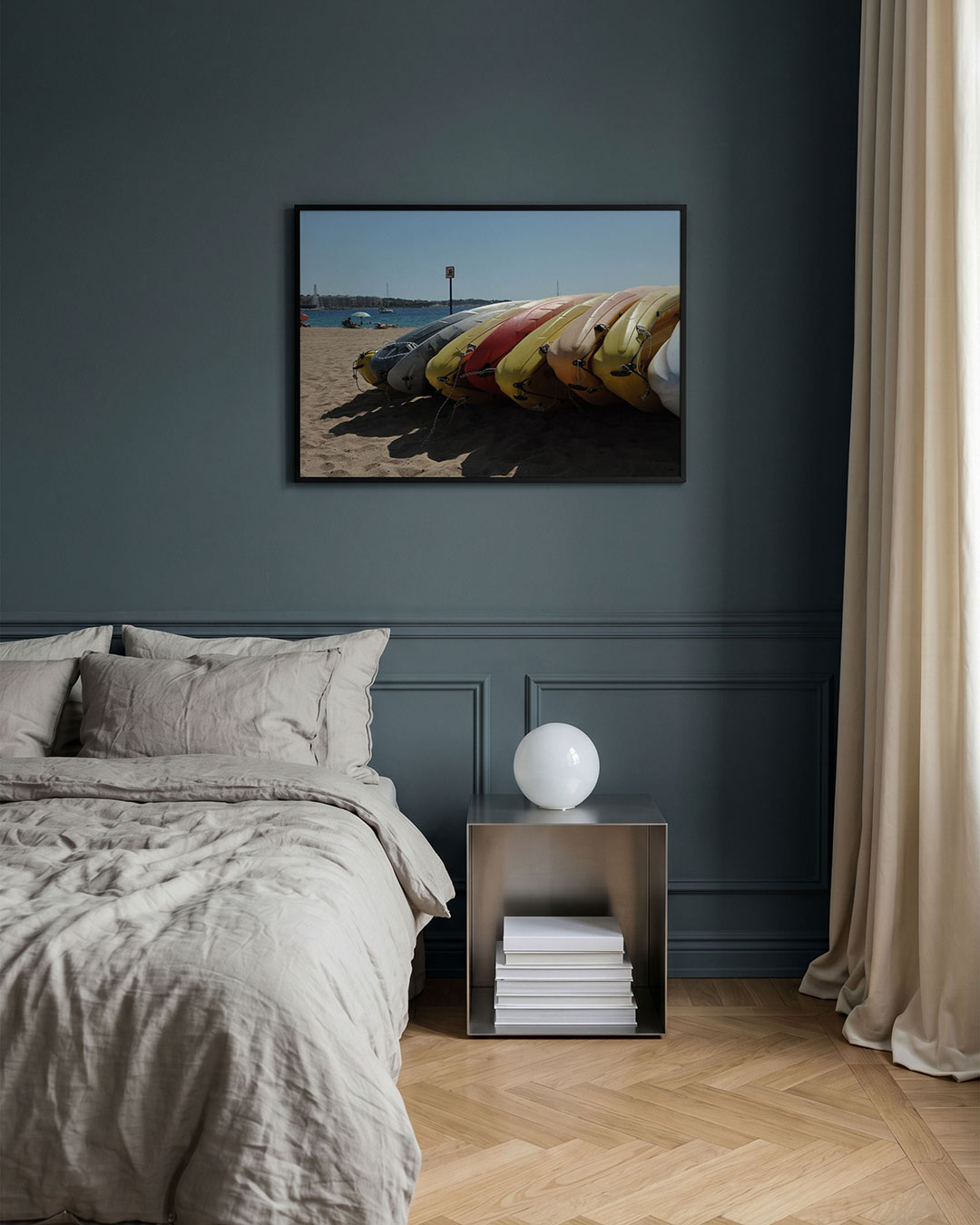 Kleurrijke kajaks op strand poster – detailweergave – deze poster toont een rij kleurrijke kajaks op een zandstrand met een
