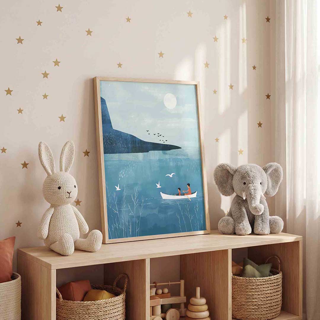 Roeiboot op blauwe zee – staande kinderkamer wanddecoratie van WallArtistic