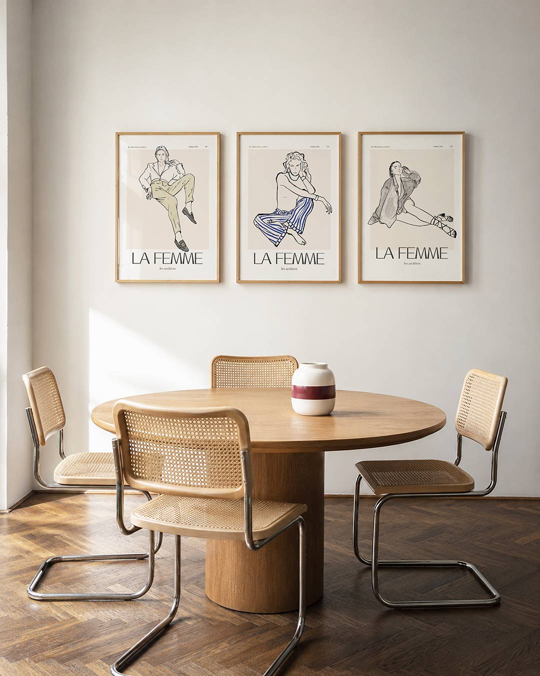 Lijn en kleur driedelige posterset in interieur