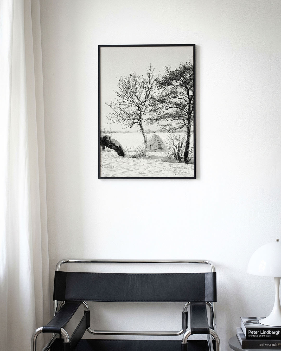 Winterlandschap met bomen poster – derde productweergave – deze poster toont een sereen winterlandschap met kale bomen en een
