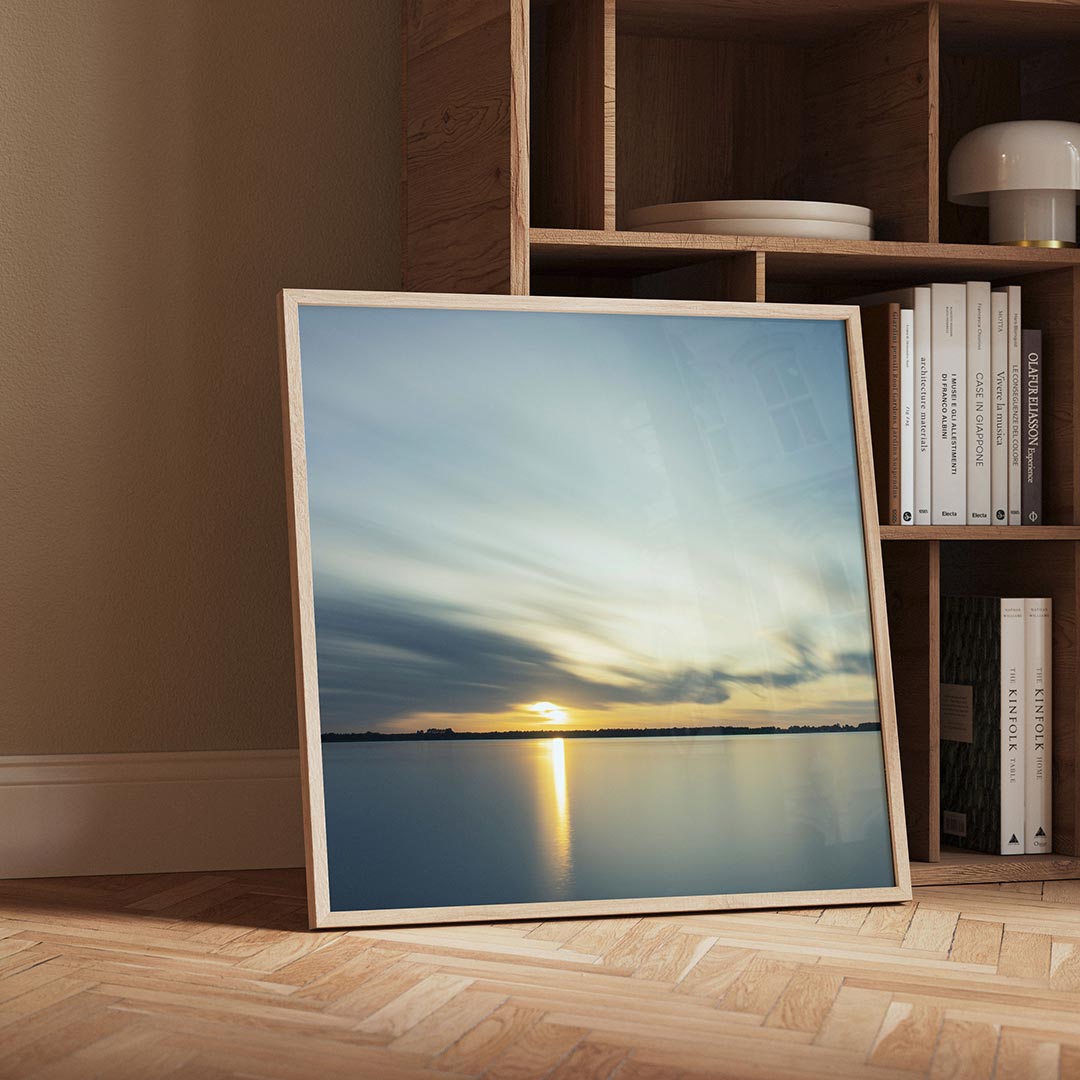 Rustige zonsondergang poster – detailweergave – deze poster toont een serene zonsondergang boven een kalm wateroppervlak. De