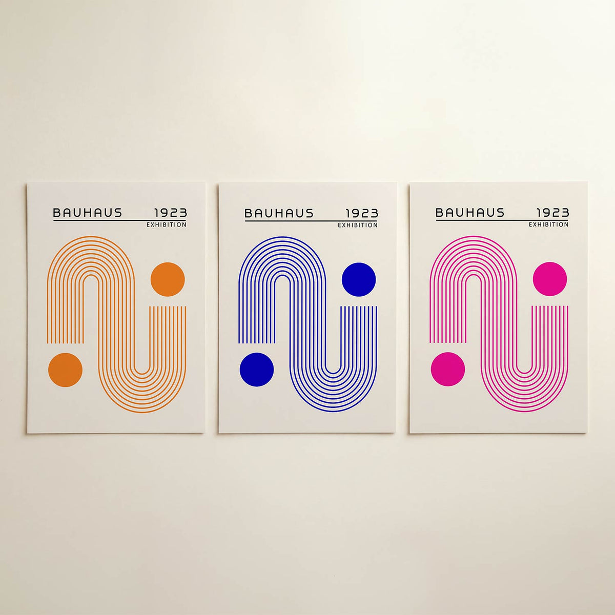 Lijnen en cirkel posterset – detailweergave – deze posterset in drie delen toont een vloeiend lijnenspel met oranje bogen en