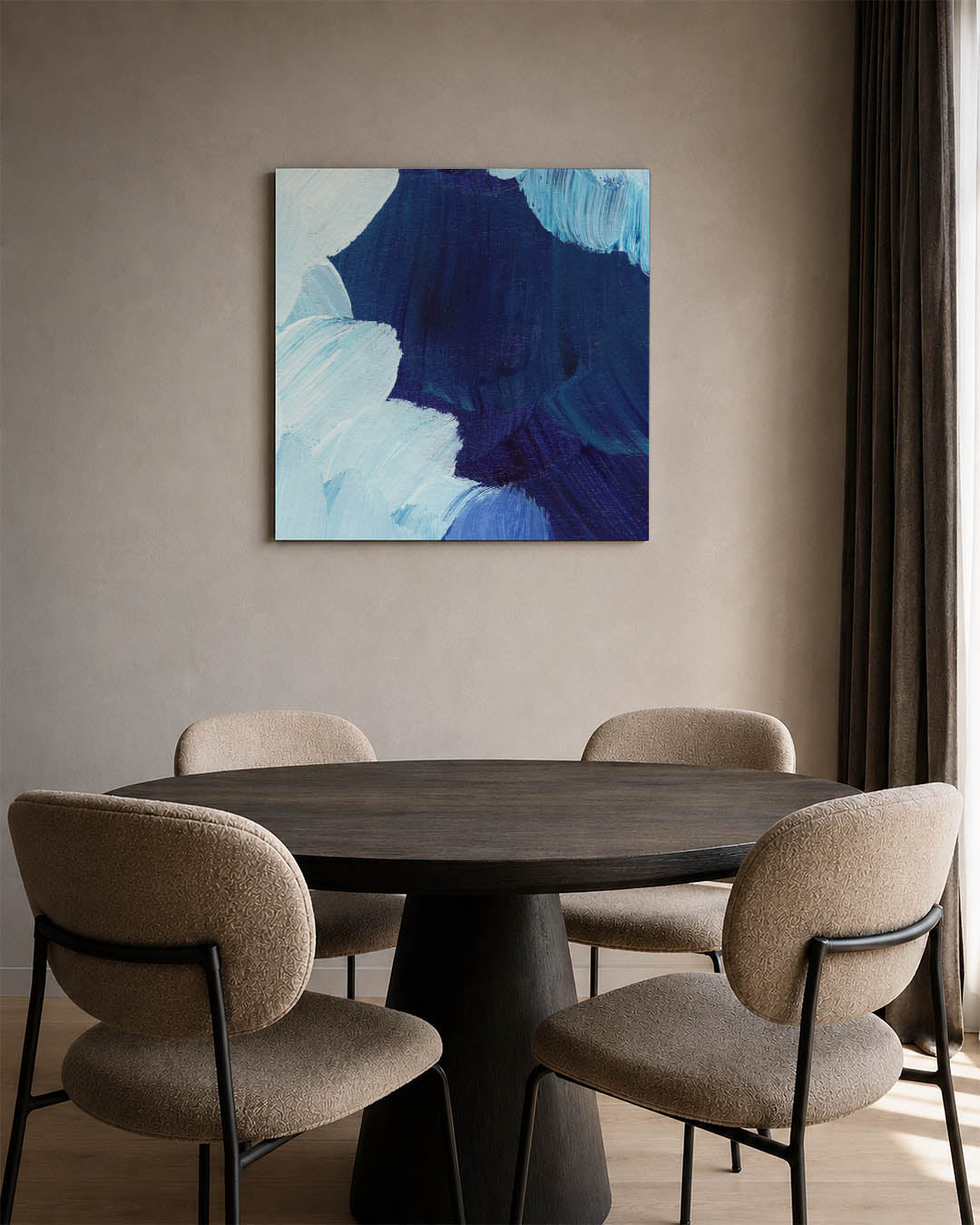 Dynamische blauwtinten kunstwerk – derde productweergave – dit werk toont vloeiende penseelstreken in verschillende
