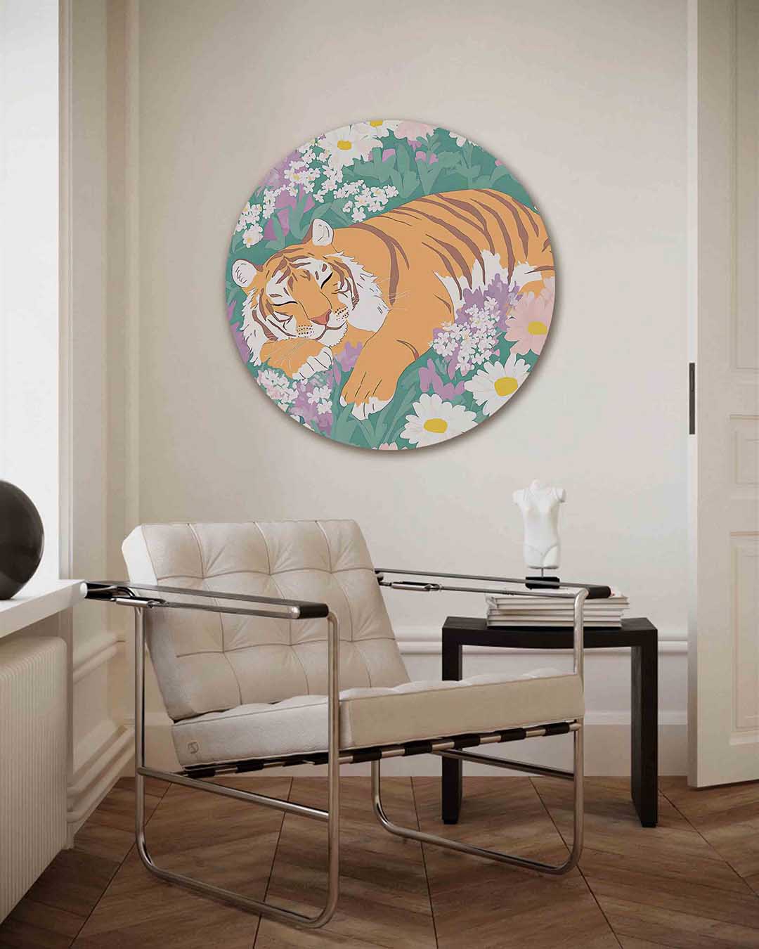 Slapende tijger in bloemen – kleurrijke illustratie muurcirkel als wanddecoratie