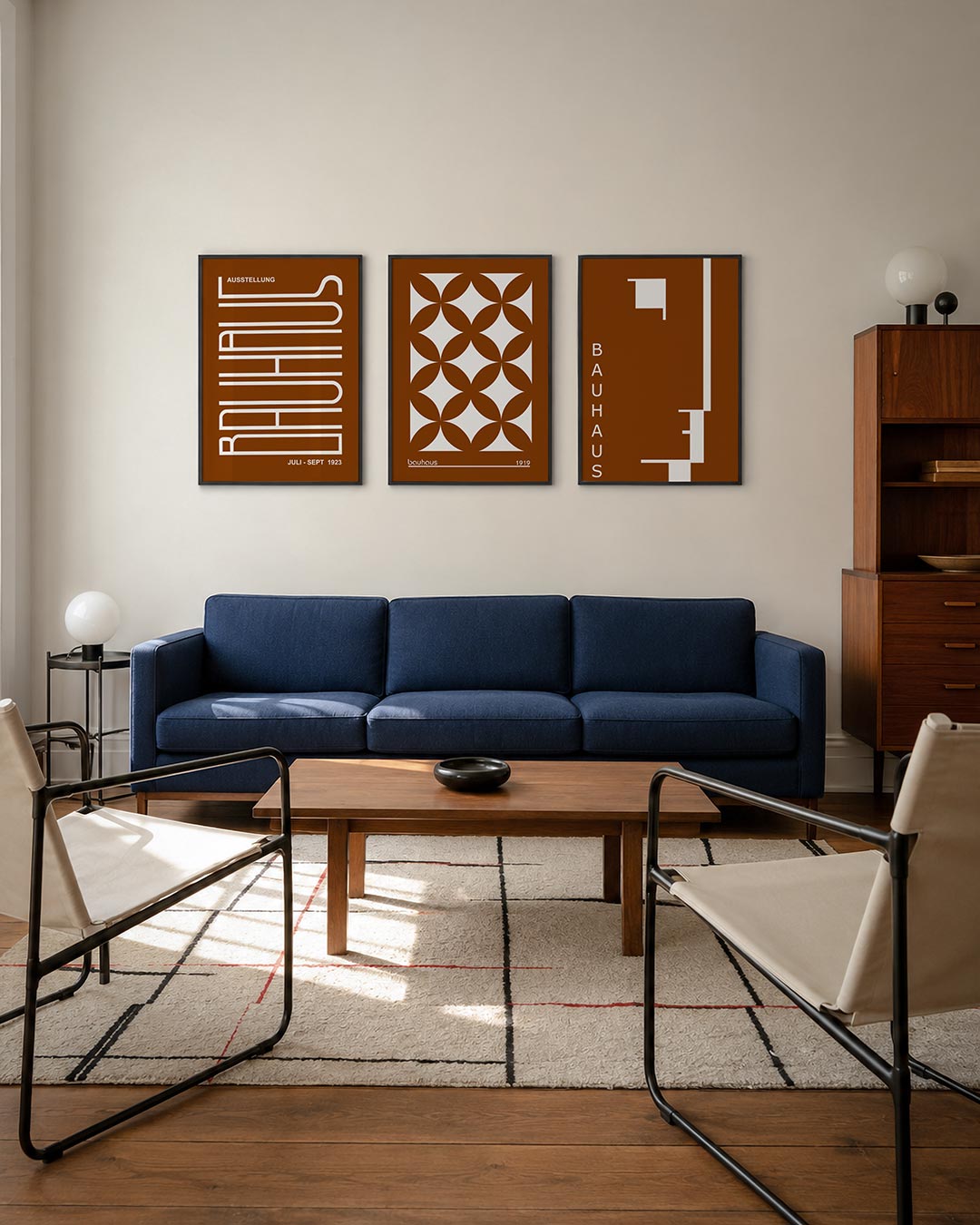 Lijnen en vlakken driedelige posterset – deze posterset in drie delen toont een speels lijnenspel in wit op een warme bruine
