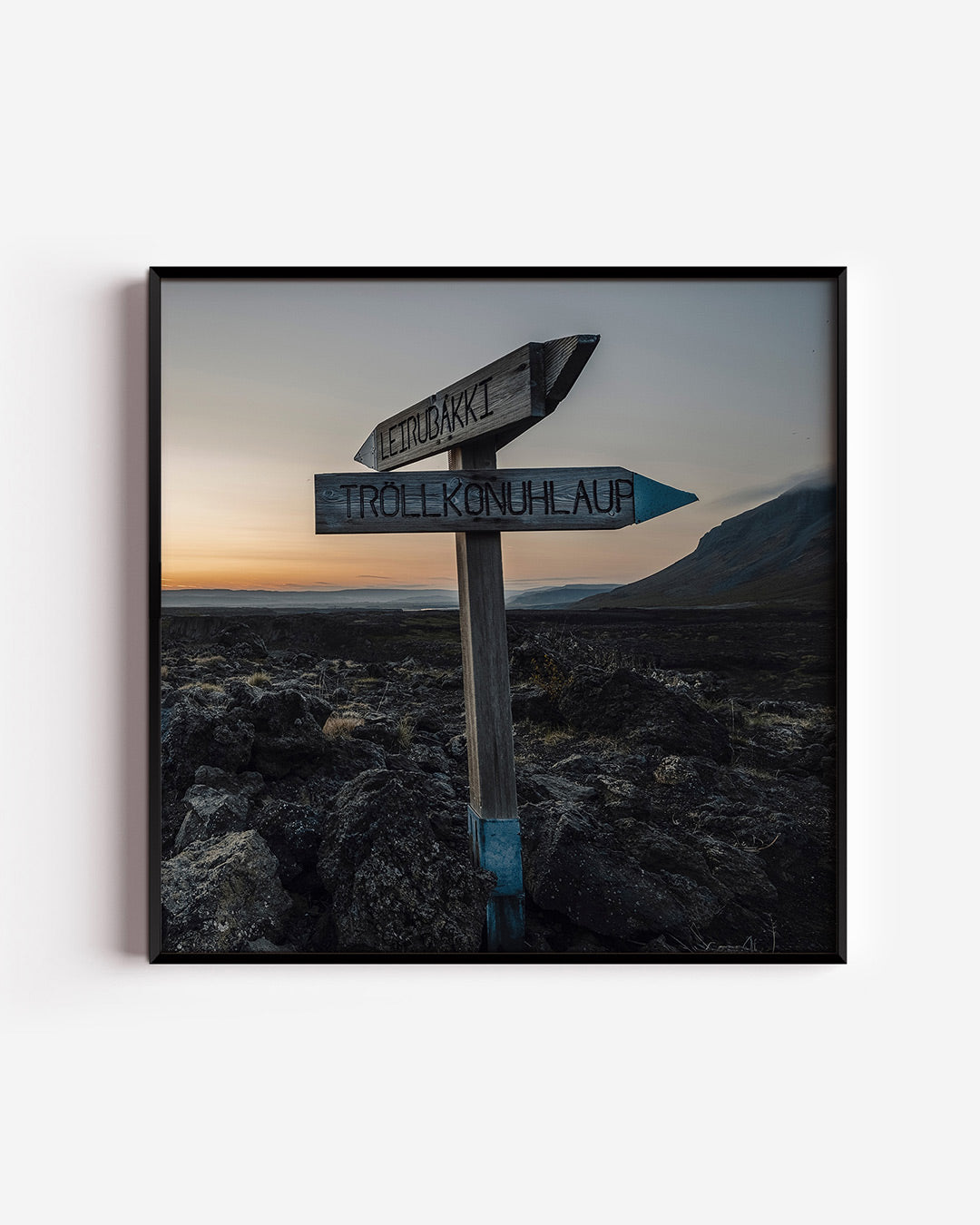 Wegwijzer in landschap poster – vierkante wanddecoratie – een houten wegwijzer staat in een ruig landschap met een kleurrijke