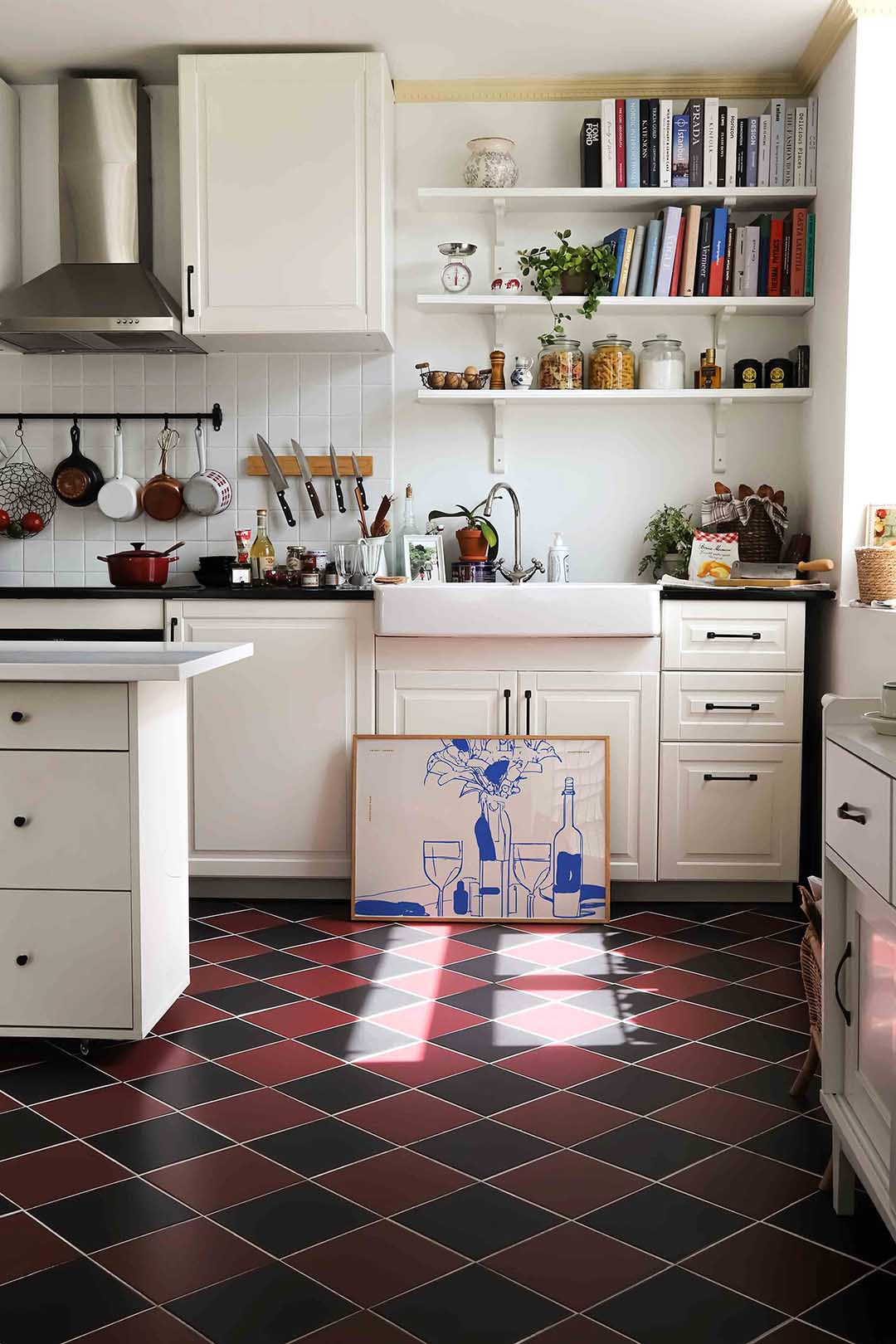 Ontbijttafel met flessen – liggende keuken wanddecoratie van WallArtistic