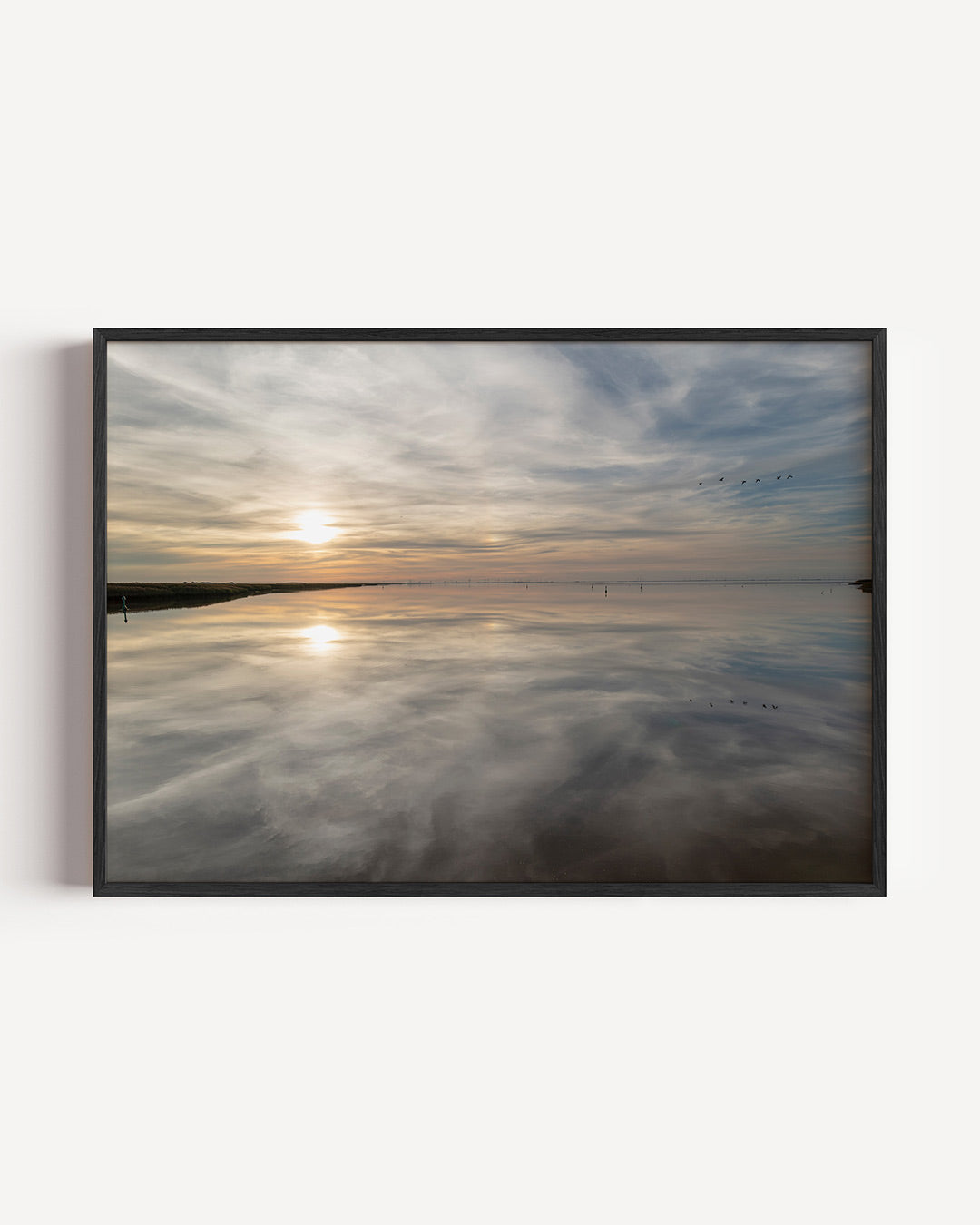 Rustige zonsondergang poster – liggende wanddecoratie – een serene zonsondergang boven een kalm wateroppervlak, met zachte