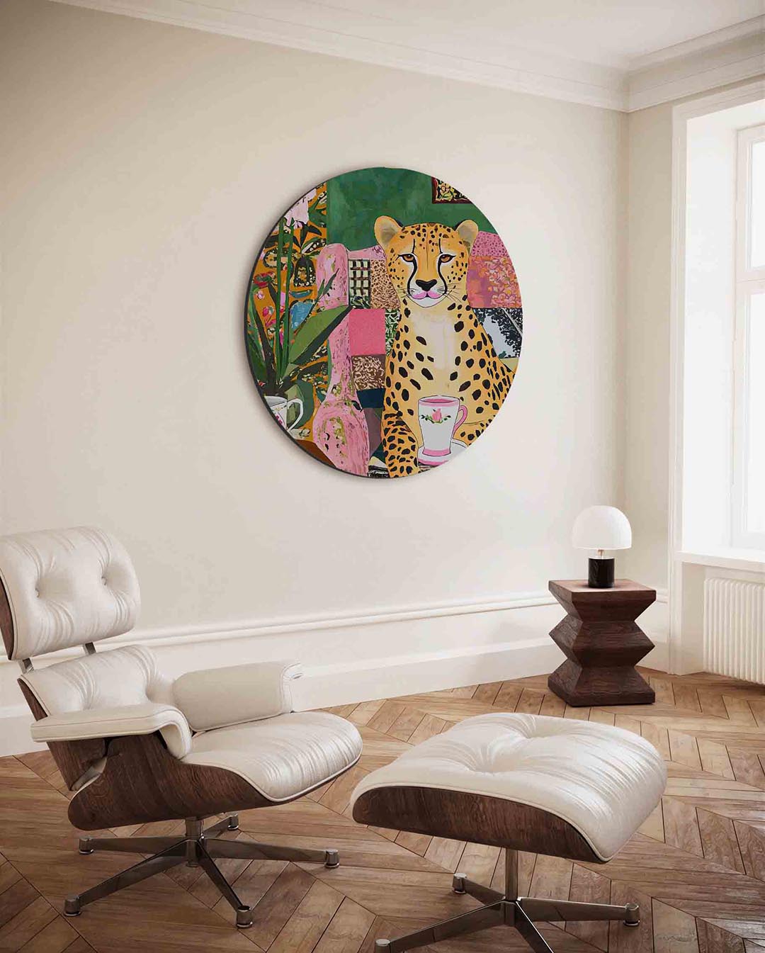 Luipaard met kopje – kleurrijke ronde wanddecoratie van WallArtistic