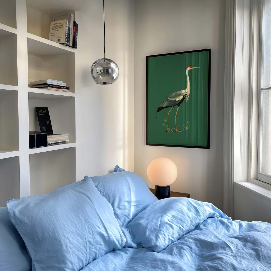 Elegante Kraanvogel op Groene Achtergrond – staande dieren wanddecoratie van WallArtistic
